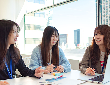 社員同士で話し合っている様子
