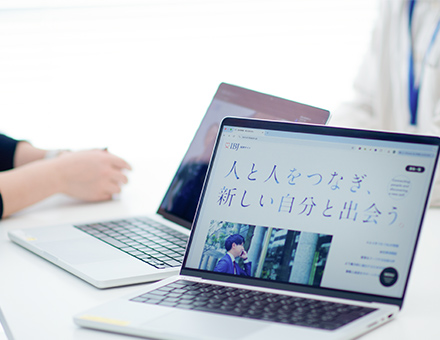 採用ページをPCで開いている様子