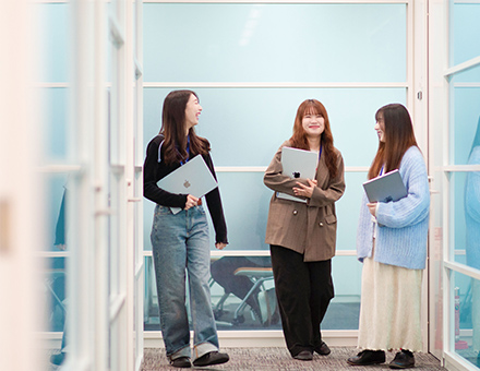 社員同士で談笑している様子