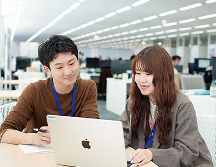 社員同士で打ち合わせしている様子