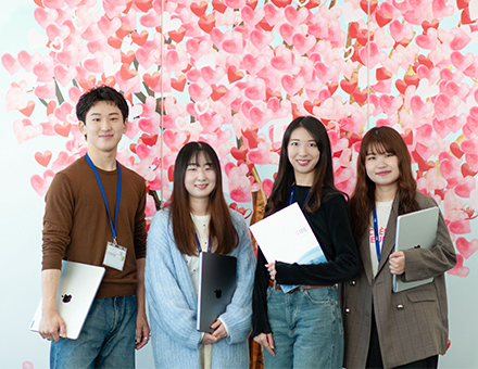 社員が並んでいる様子