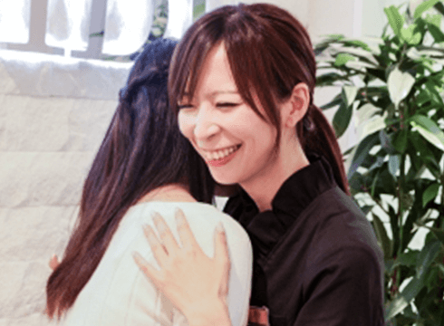 女性がはぐしている画像